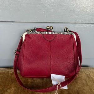 Vintage-inspired purse with clasp closure